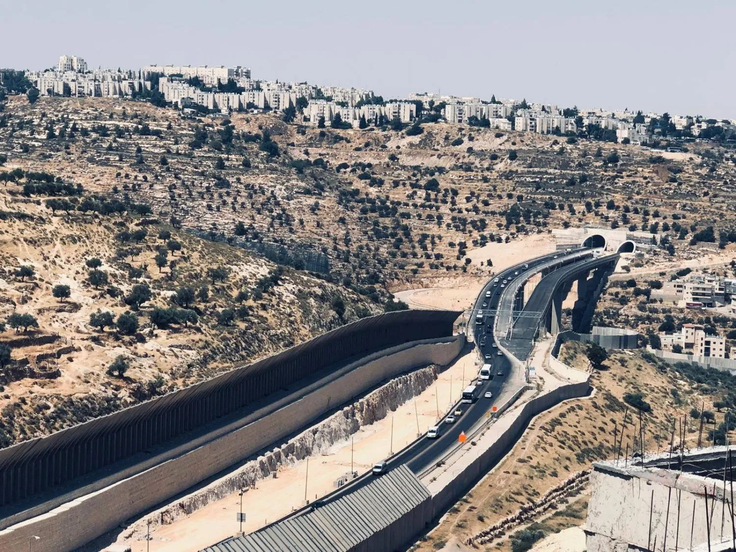 طريق النفق الذي يوصل القدس بمستوطنات ومناطق جنوب الضفة الغربية (الشرق الأوسط)