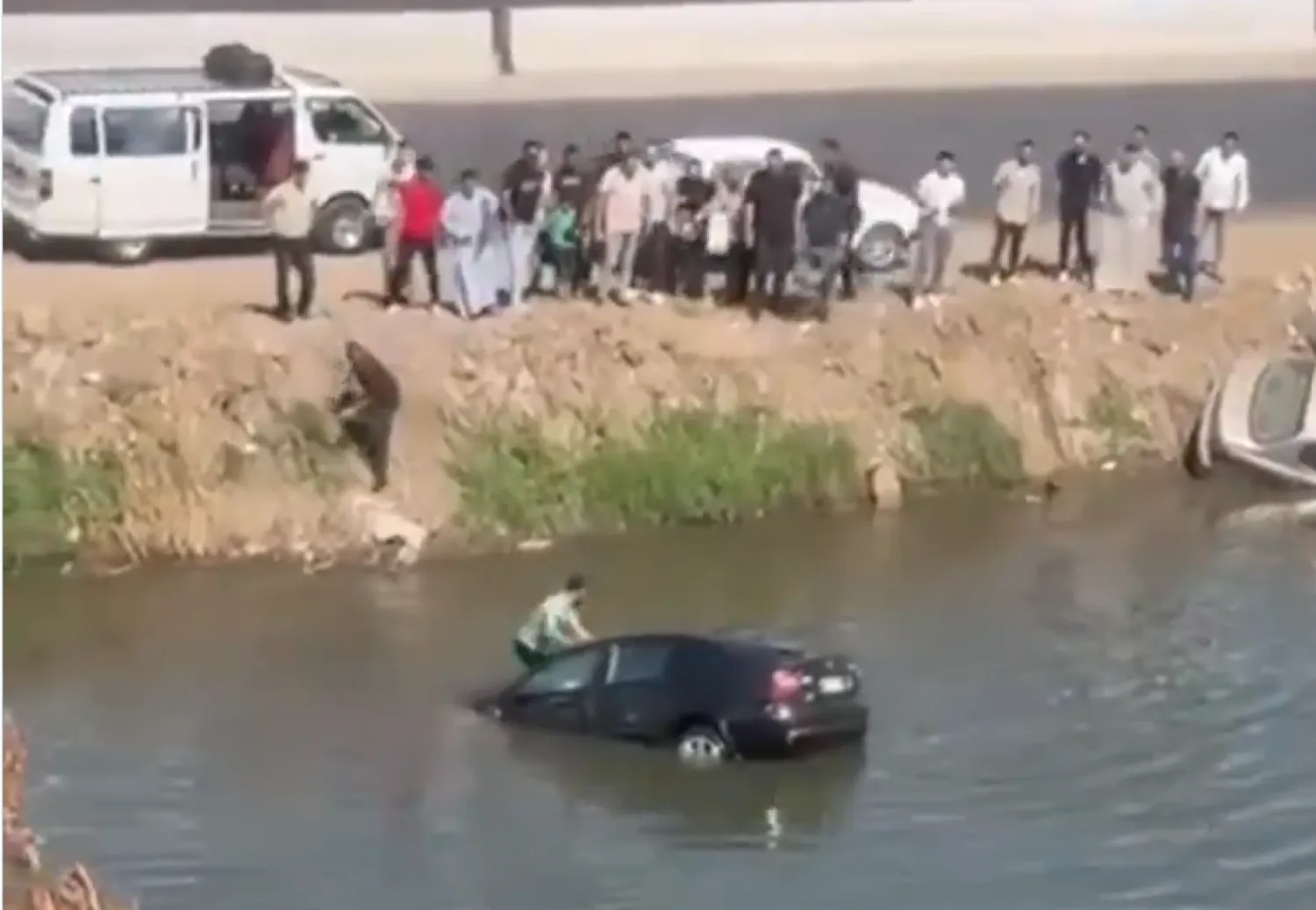 الشاب أحمد البنا خلال إنقاذه الأسرة من الغرق (إكس)