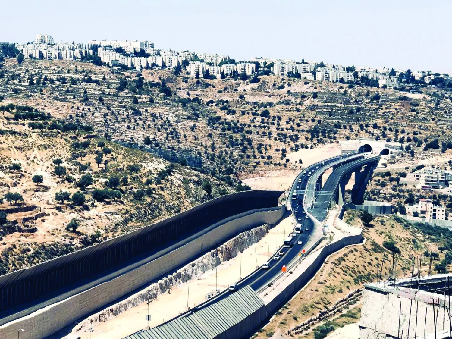 
طريق النفق الذي يوصل القدس بمستوطنات ومناطق جنوب الضفة الغربية (الشرق الأوسط)