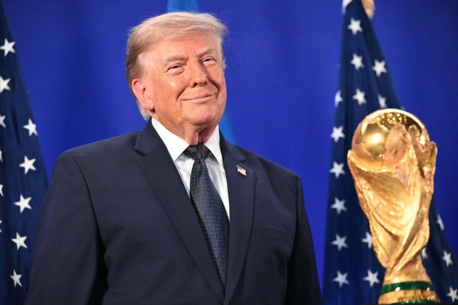 دونالد ترمب يستعدّ للاستمتاع بأضواء نهائي كأس العالم 2026 (أ.ف.ب)
