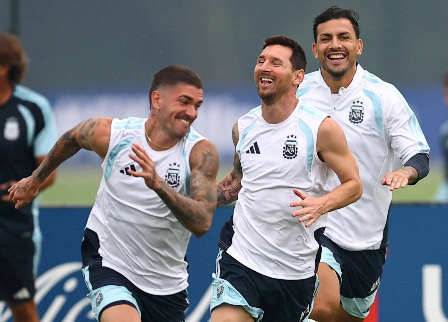 ميسي يوجه تحية خاصة لزملائه بالمنتخب الأرجنتيني قبل ساعات من نهائي كأس العالم (رويترز)