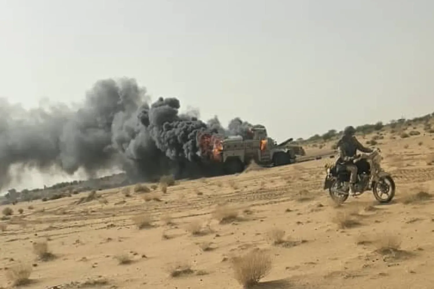 Mali'nin kuzeyindeki Gao kentinde saldırının düzenlendiği bölgede yükselen duman (AP)