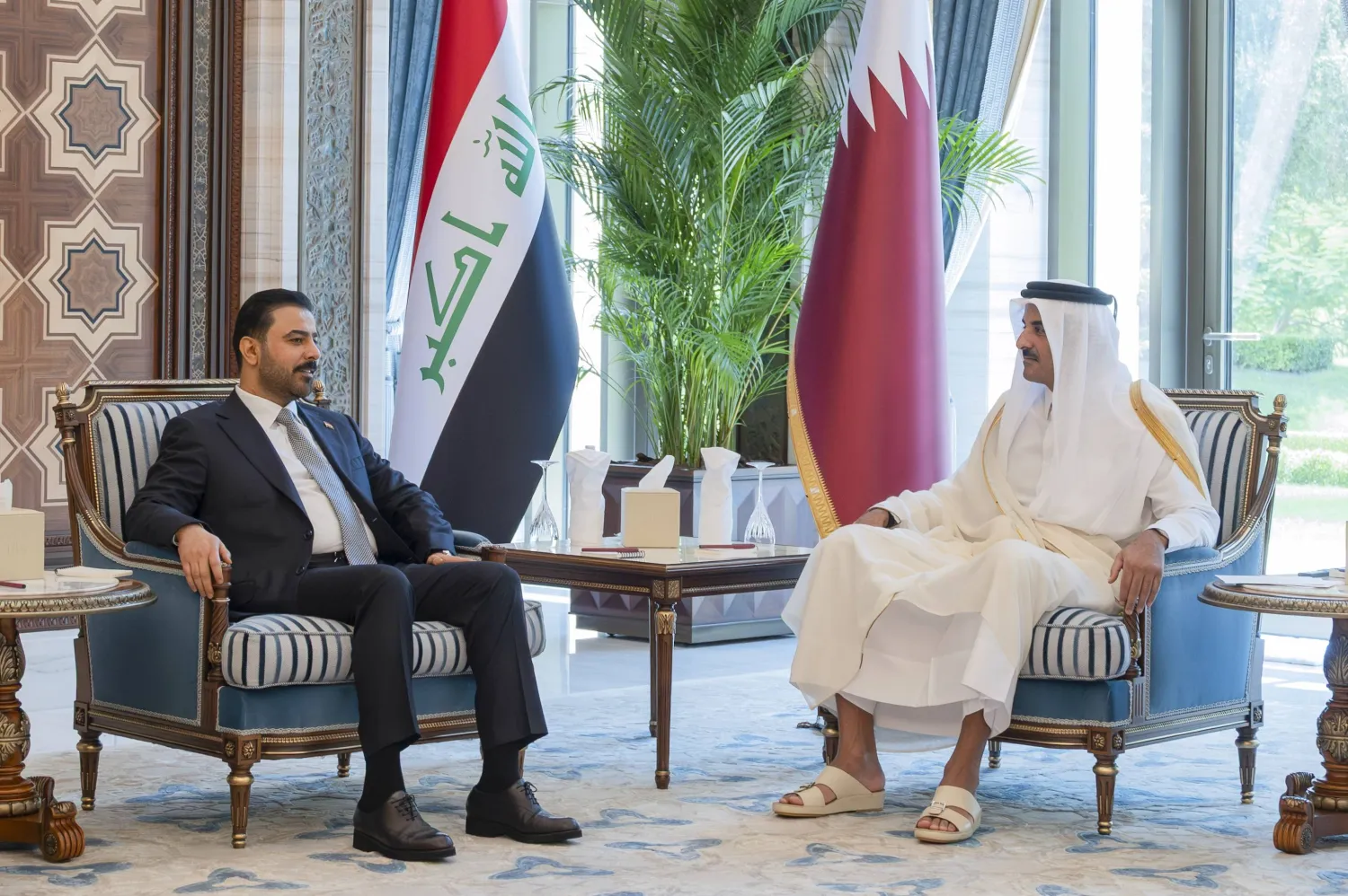 الشيخ تميم بن حمد آل ثاني أمير قطر خلال استقباله في الدوحة علي الزيدي رئيس الوزراء العراقي (قنا)