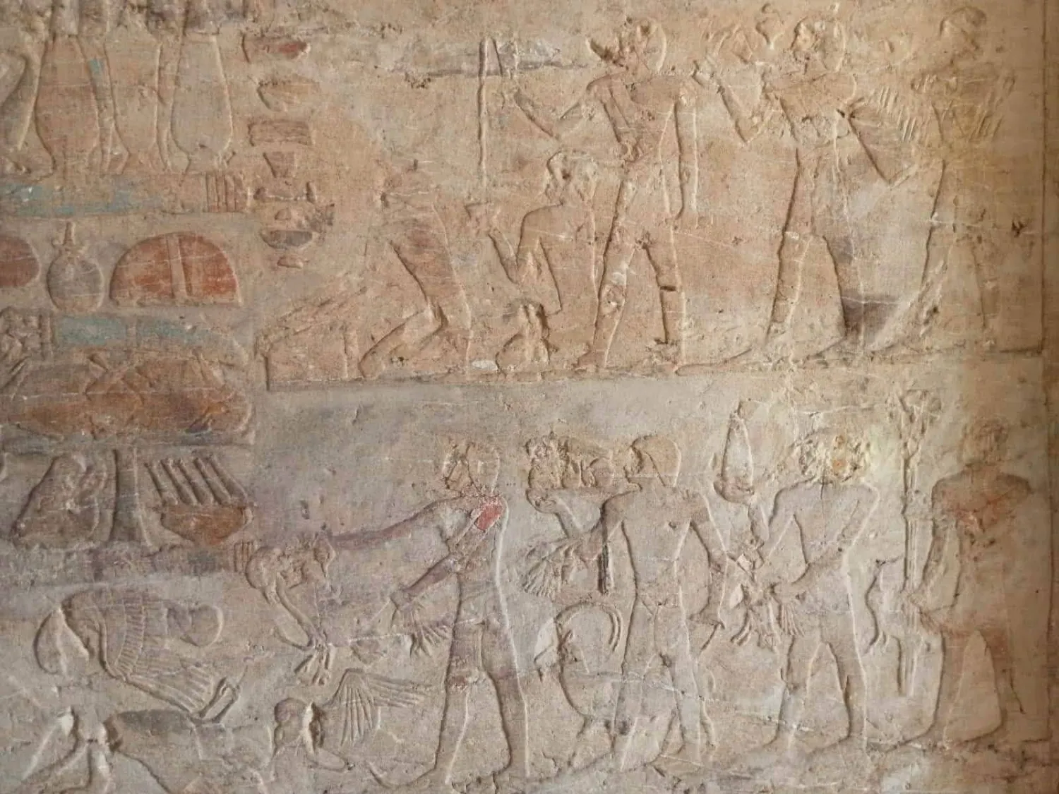 الرسوم الجدارية بالمقابر الثلاث سجلت جانباً من حياة النبلاء (وزارة السياحة والآثار)