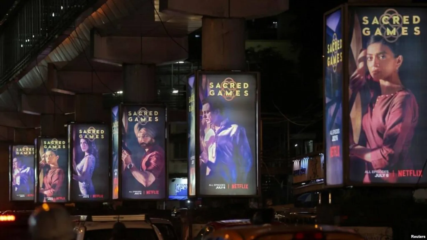 إعلانات لـ«نتفليكس» على جانب طريق في مدينة مُمباي الهندية (رويترز)