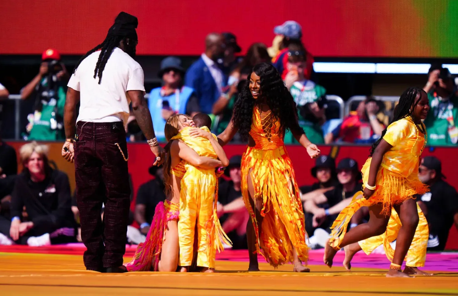 Shakira ve Burna Boy, Dünya Kupası finalindeki devre arası gösterisi sırasında (dpa)