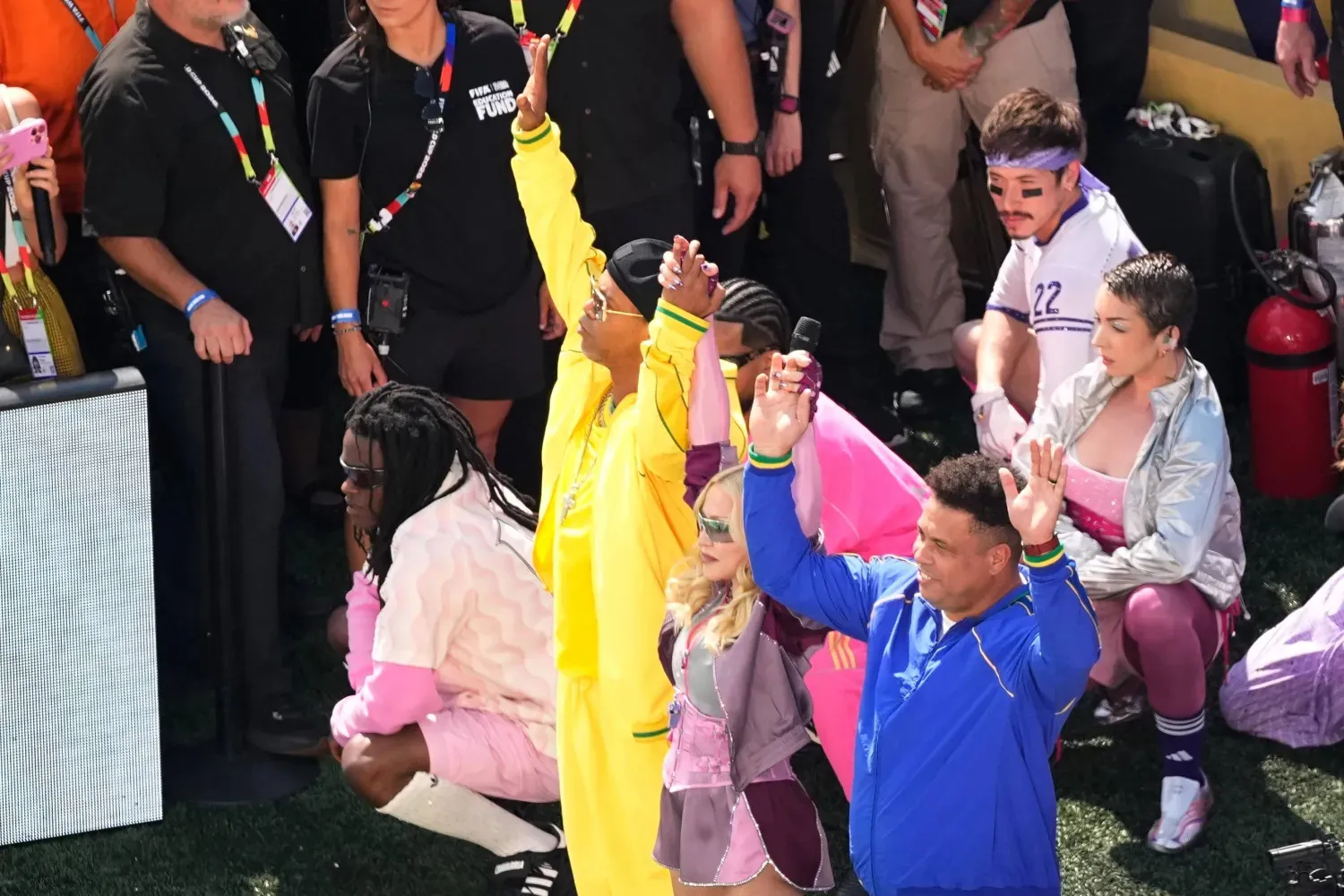 Madonna, devre arası gösterisi sırasında Ronaldinho ve Ronaldo'nun arasında (AP)