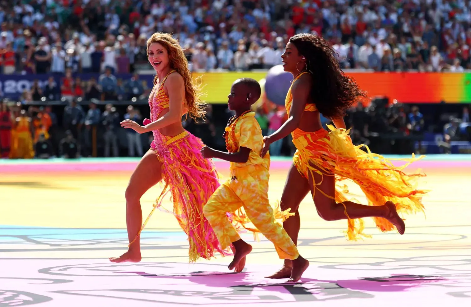 Shakira, devre arasında sahne alırken (Reuters)