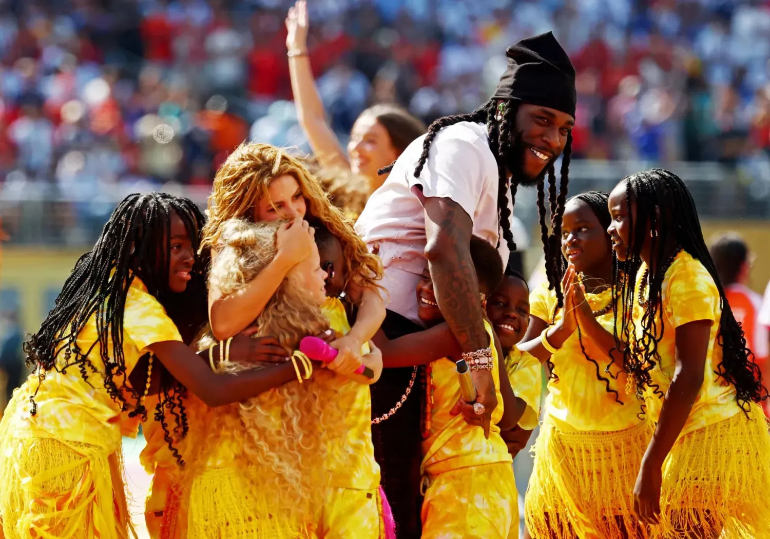 Shakira ve Burna Boy, Dünya Kupası finalindeki devre arası gösterisi sırasında (Reuters)