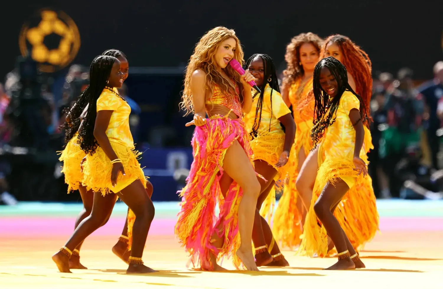 Shakira, Dünya Kupası finalindeki devre arası gösterisi sırasında (Reuters)