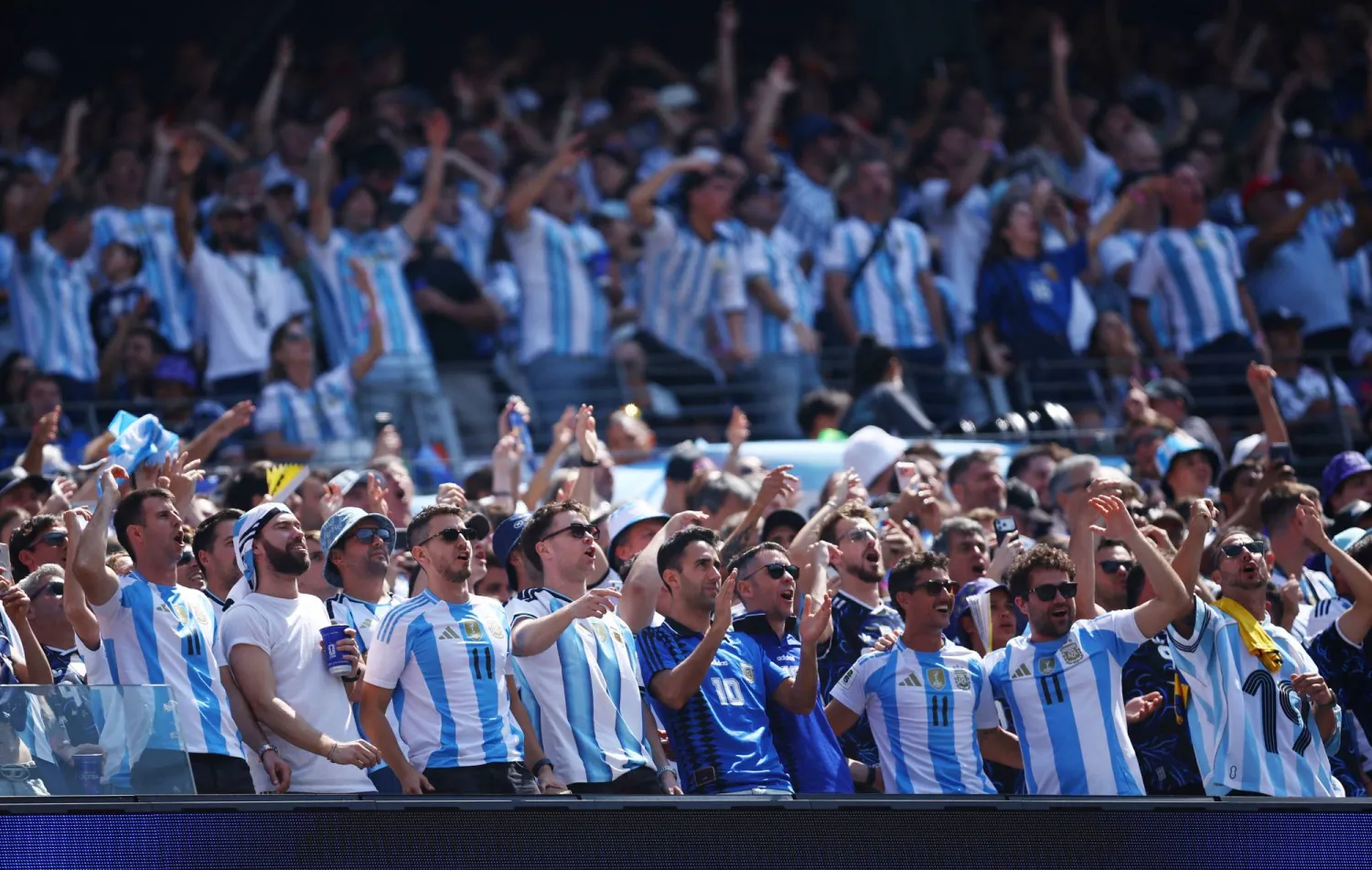 جماهير الأرجنتين تساند وتحضر بقوة (رويترز) 