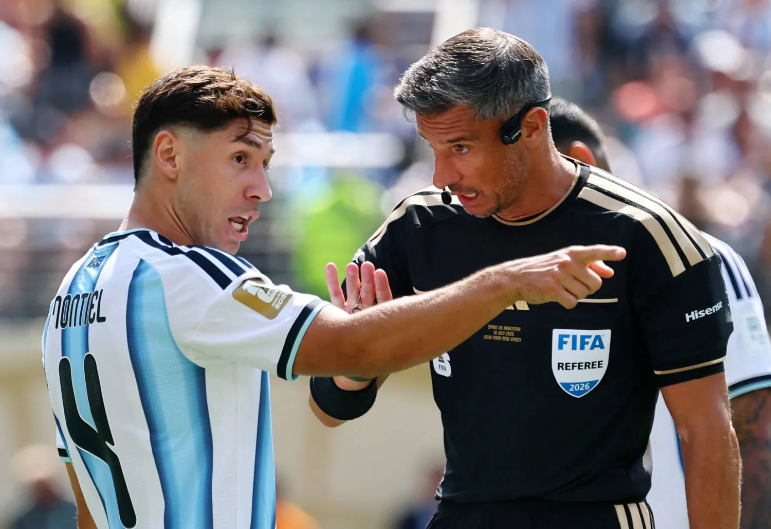 غونزالو مونتييل لاعب الأرجنتين يتحدث إلى الحكم سلافكو فينتشيتش خلال المباراة (رويترز) 