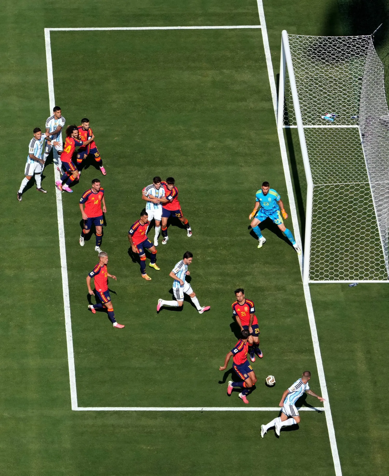 يبحث منتخب الأرجنتين عن زيارة الشباك الإسبانية (رويترز) 