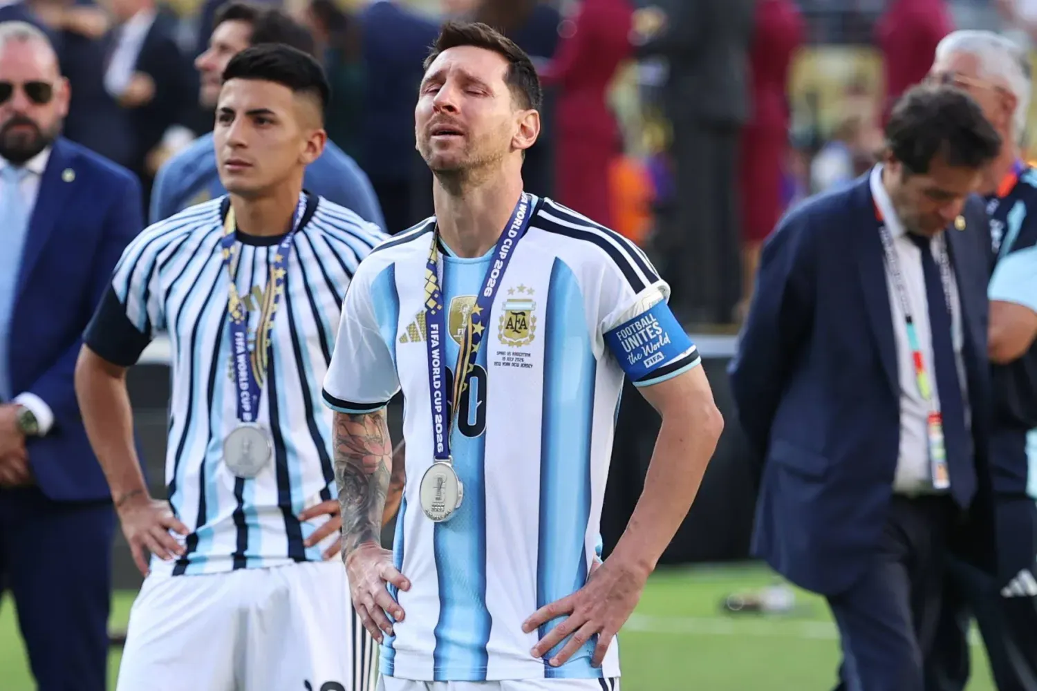 Tecrübeli yıldız Lionel Messi, Arjantin ile oynadığı beşinci final maçını kaybettikten sonra gözyaşlarına boğuldu (AP)