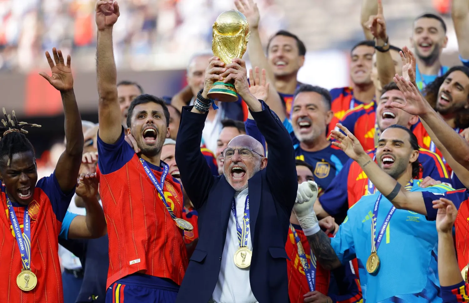 دي لا فوينتي خلال التتويج بكأس العالم (إ.ب.أ)