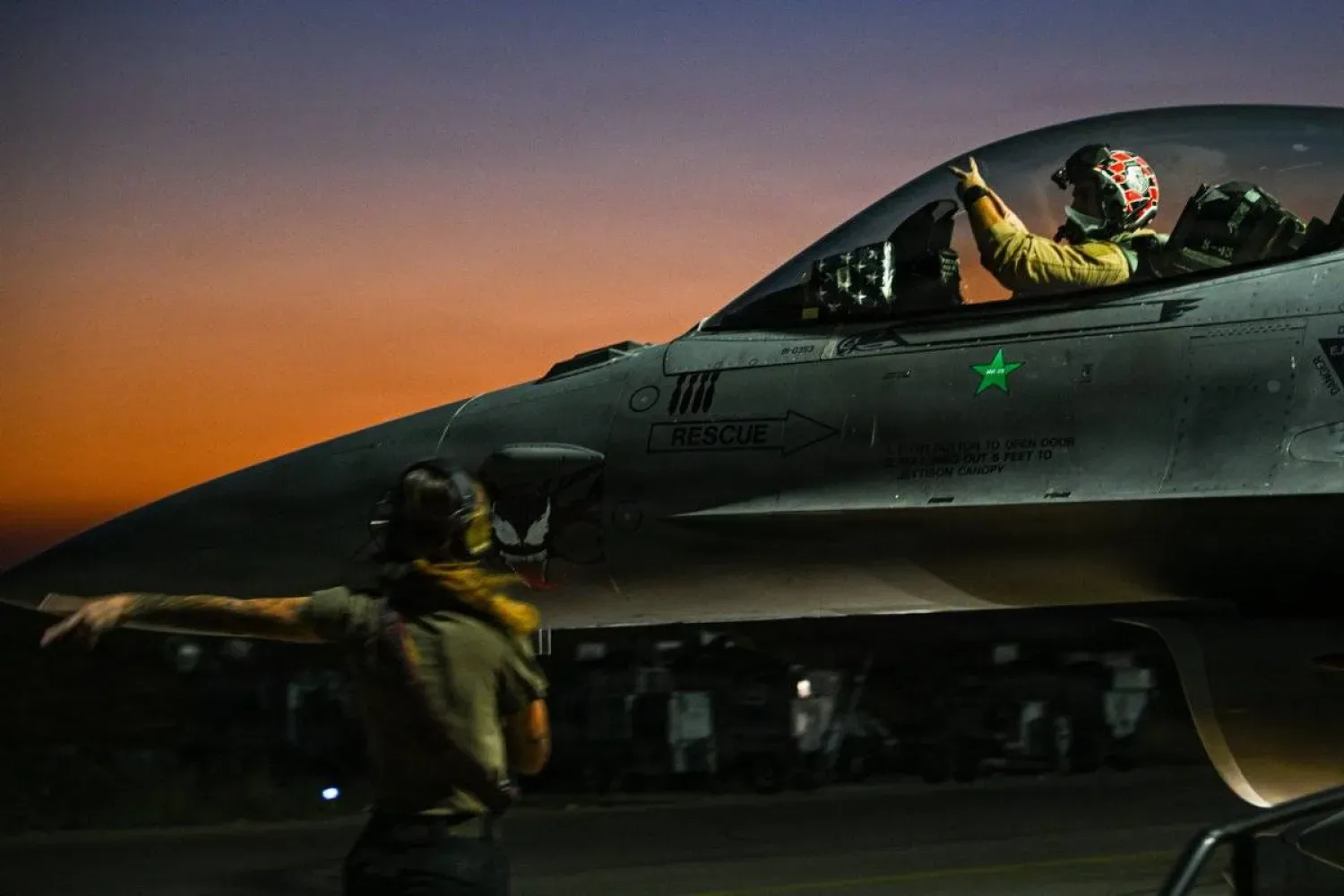 ABD Hava Kuvvetleri pilotu, bir F-16 savaş uçağında uçuş öncesi kontrolleri gerçekleştiriyor (CENTCOM)