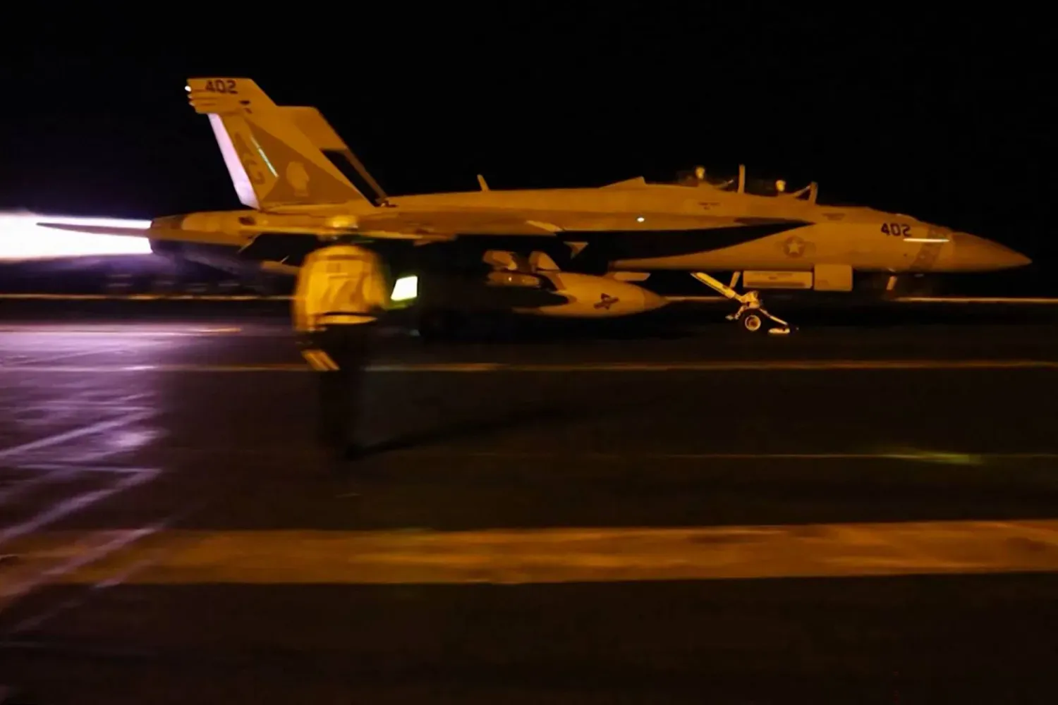 CENTCOM tarafından dün yayınlanan bir videoda, bir ABD savaş uçağının önceki gece İran'daki bir hedefi vurmak üzere kalkışa hazırlanırken, (AFP)