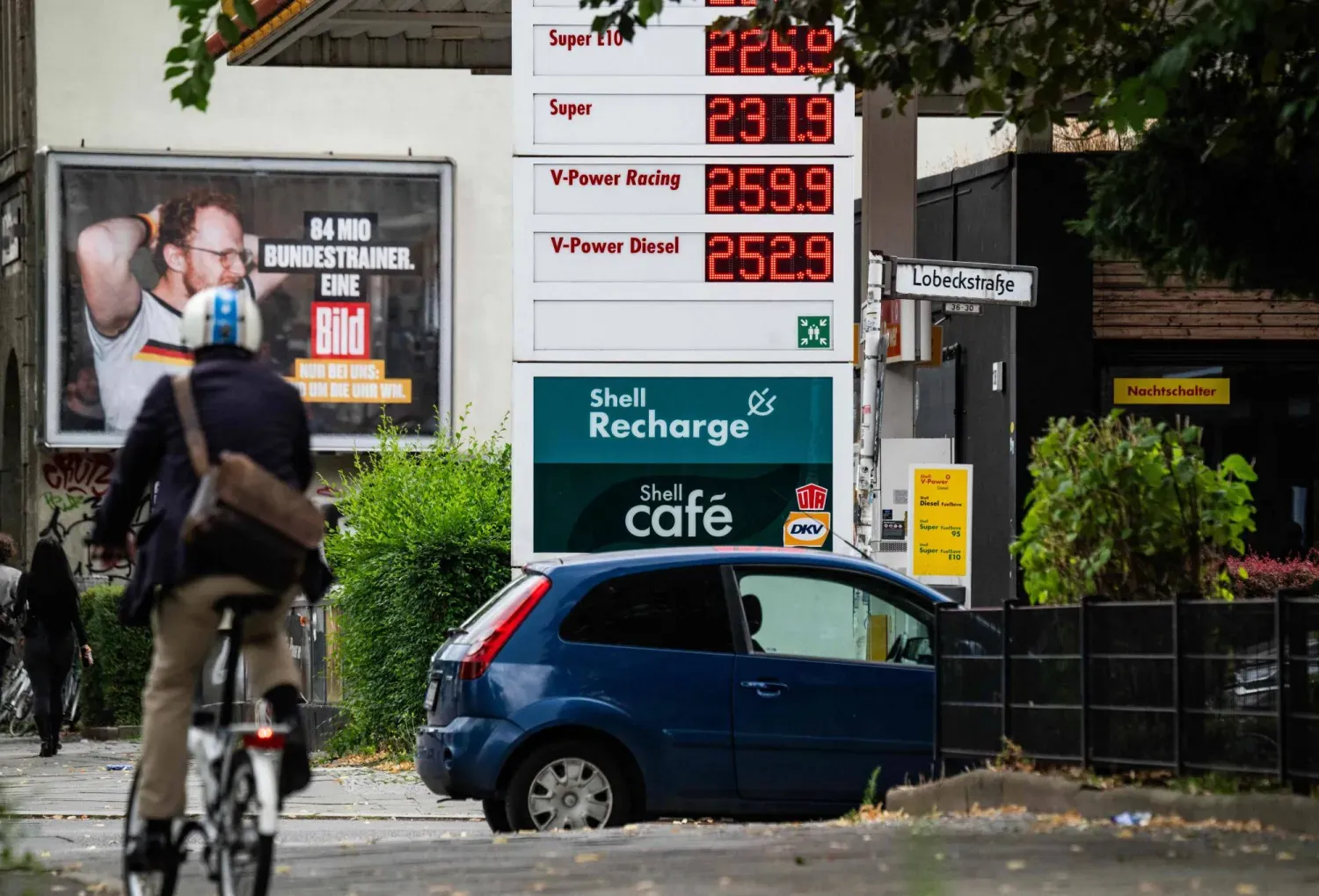 Berlin'deki bir benzin istasyonunda dijital ekranda benzinin fiyatı gösteriliyor (AFP)