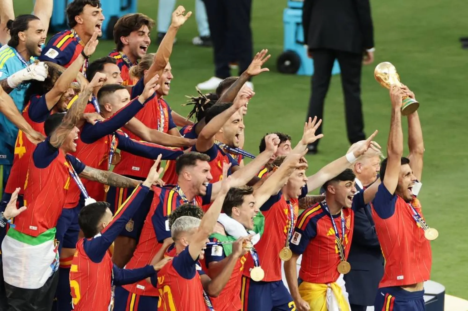  Spain's Rodri (16) lifts the trophy as Spain celebrates after winning the World Cup final match between Spain and Argentina in East Rutherford, NJ, near New York, Sunday, July 19, 2026. (AP) 