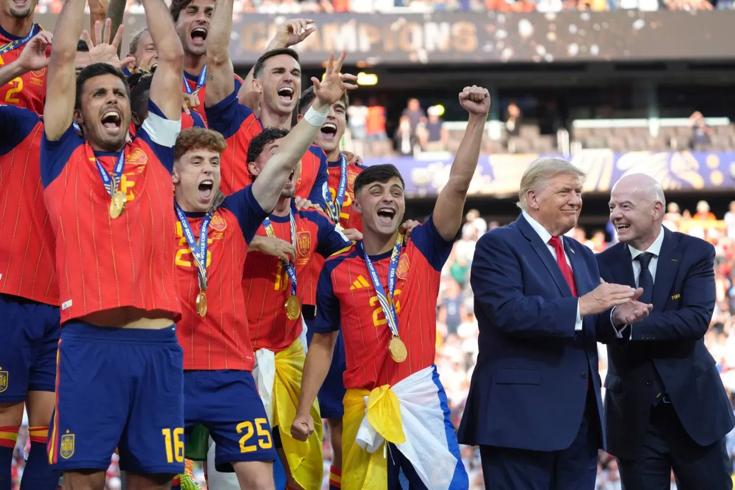 (foto altı) İspanya Milli Takımı oyuncuları, East Rutherford’da İspanya ile Arjantin arasında oynanan Dünya Kupası final maçının sonunda ABD Başkanı Başkan Donald Trump ve FIFA Başkanı Gianni Infantino ile birlikte (AP)
