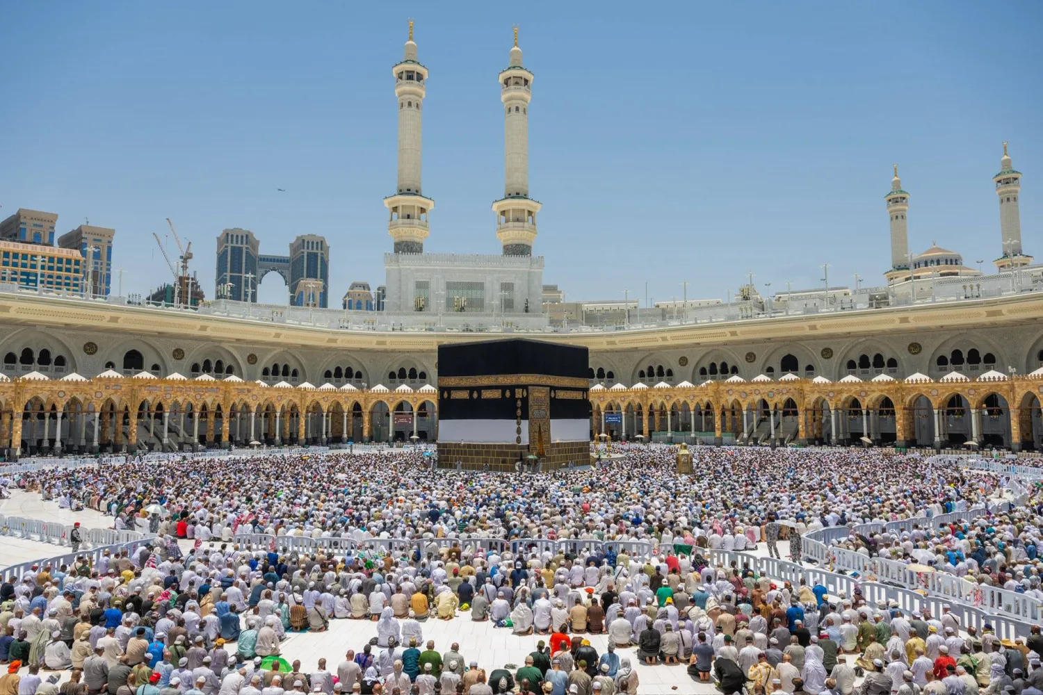 مدة الإقامة المتاحة تُحتَسب بصورة تراكمية من إجمالي 90 يوماً وفق عدد أيام بقاء المعتمر في السعودية (واس)