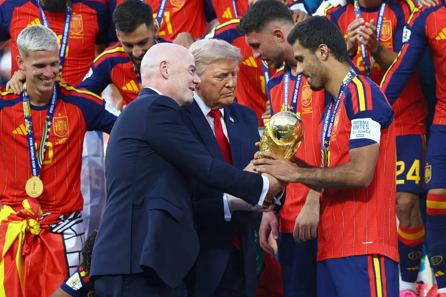 منتخب إسبانيا بقيادة يامال ورودري وأولمو ورفاقهم صفحة جديدة رائعة في التاريخ الكروي لبلاده (رويترز)