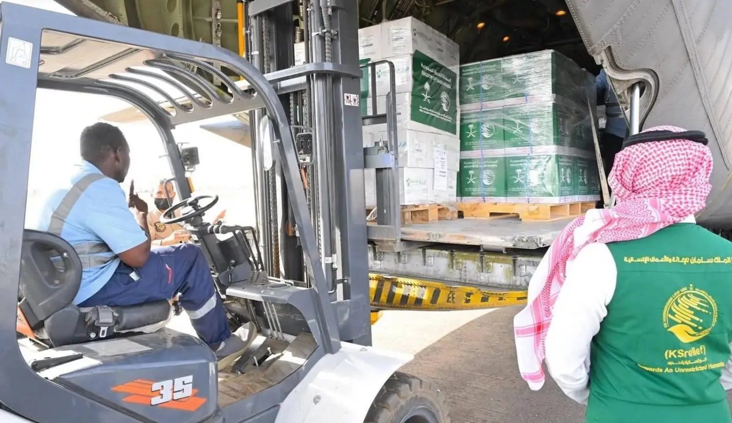 الطائرة السعودية الإغاثية حملت مساعدات إنسانية متنوعة شملت سلالاً غذائية ومواد طبية (واس)