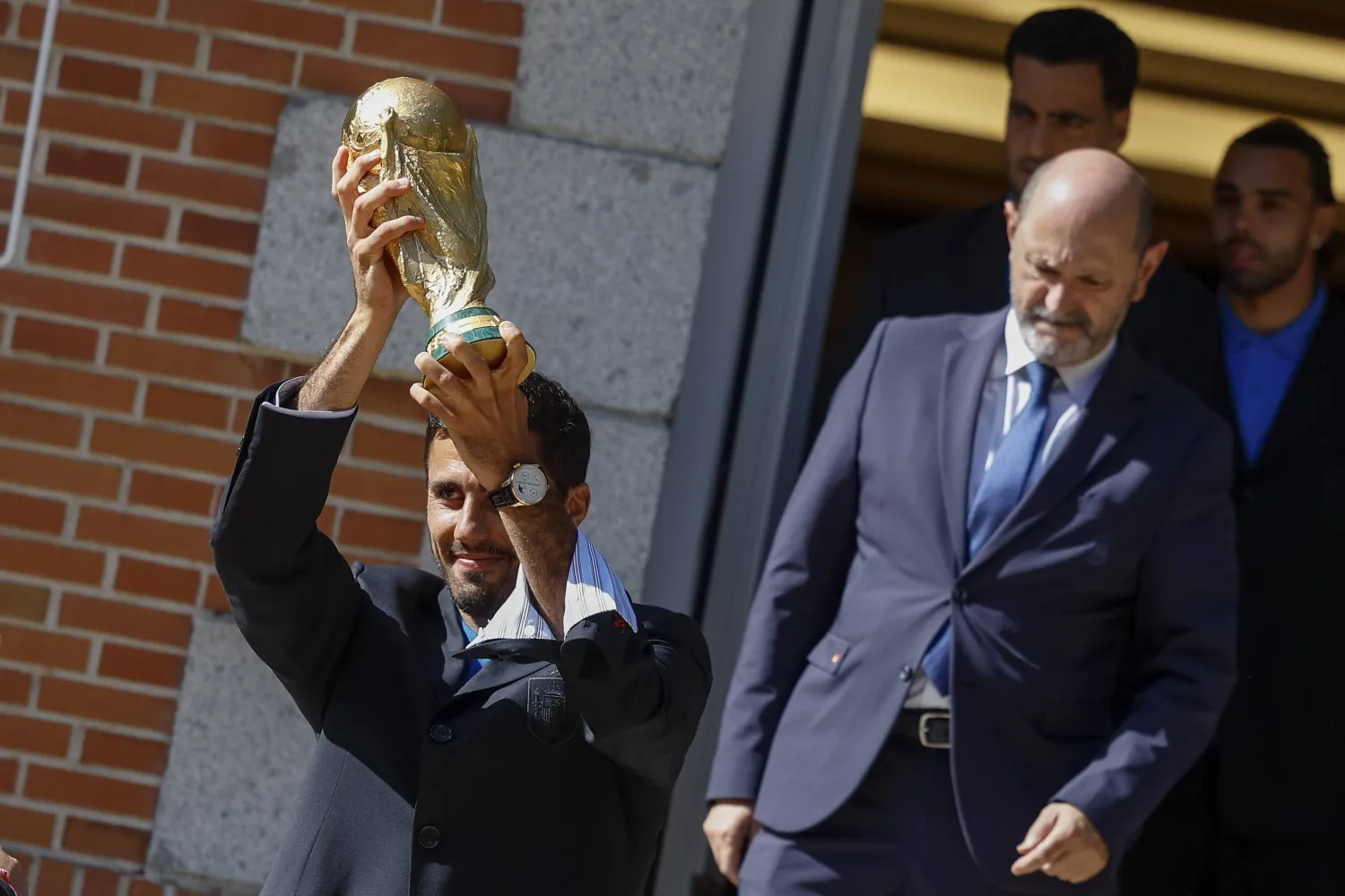 رودري قائد منتخب إسبانيا يرفع كأس العالم في القصر الملكي بمدريد (إ.ب.أ)