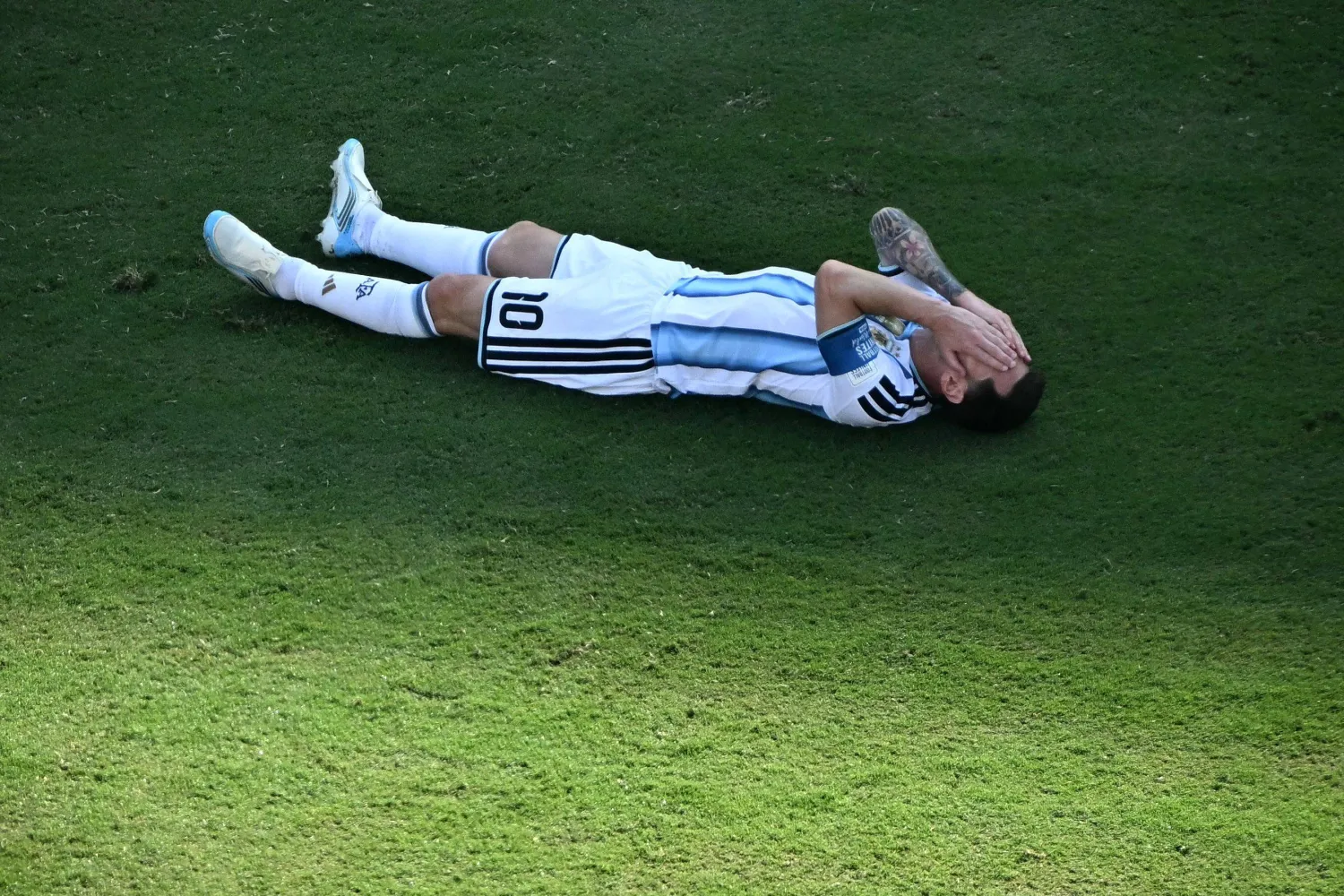 نجم المنتخب الأرجنتيني ليونيل ميسي محبطاً بعد خسارة نهائي المونديال (أ.ف.ب)