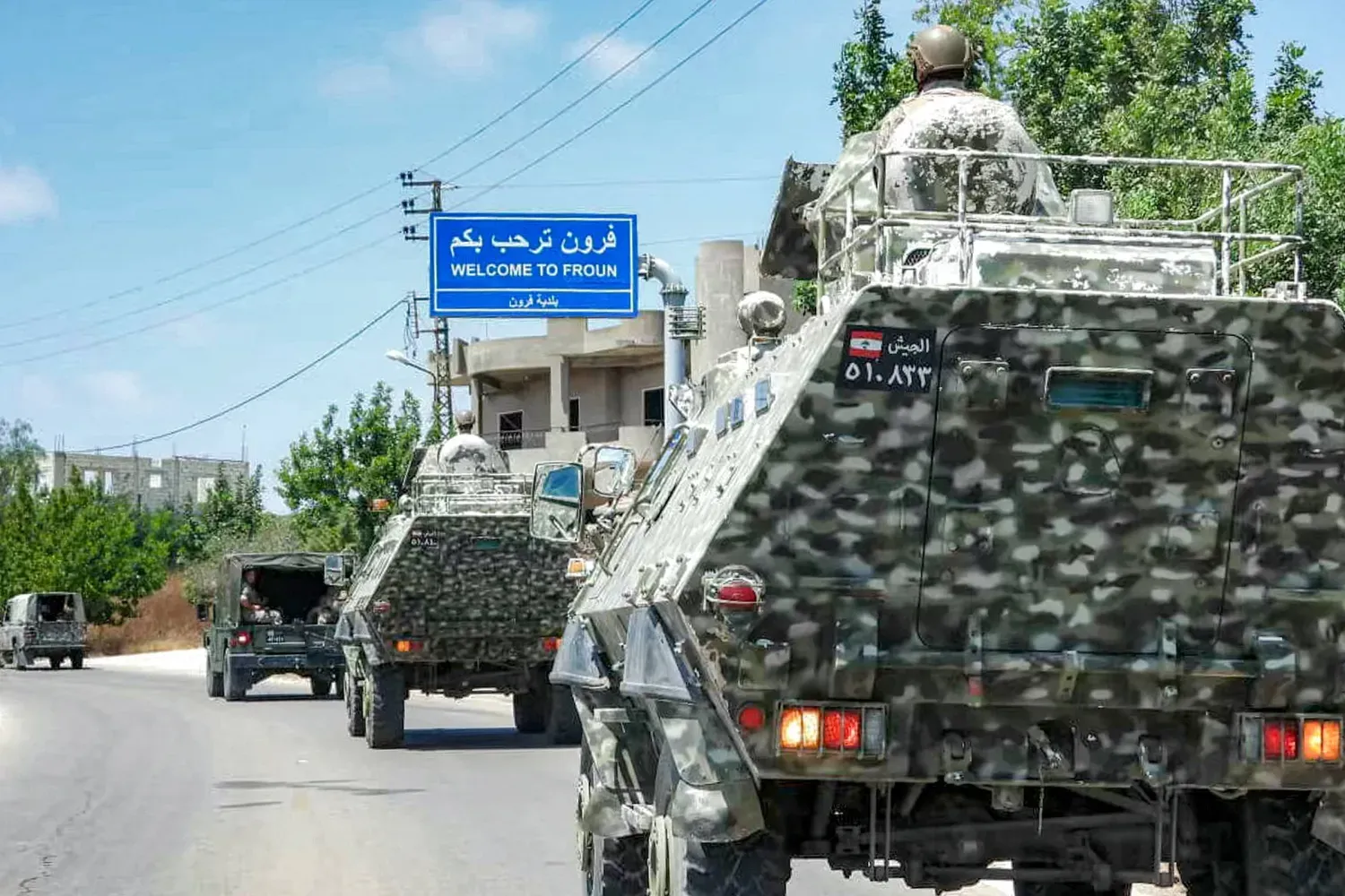 Lübnan ordusuna ait araçlar, güney Lübnan'daki pilot bölgeler kapsamında yer alan Furun beldesinde devriye gerçekleştiriyor (AFP)