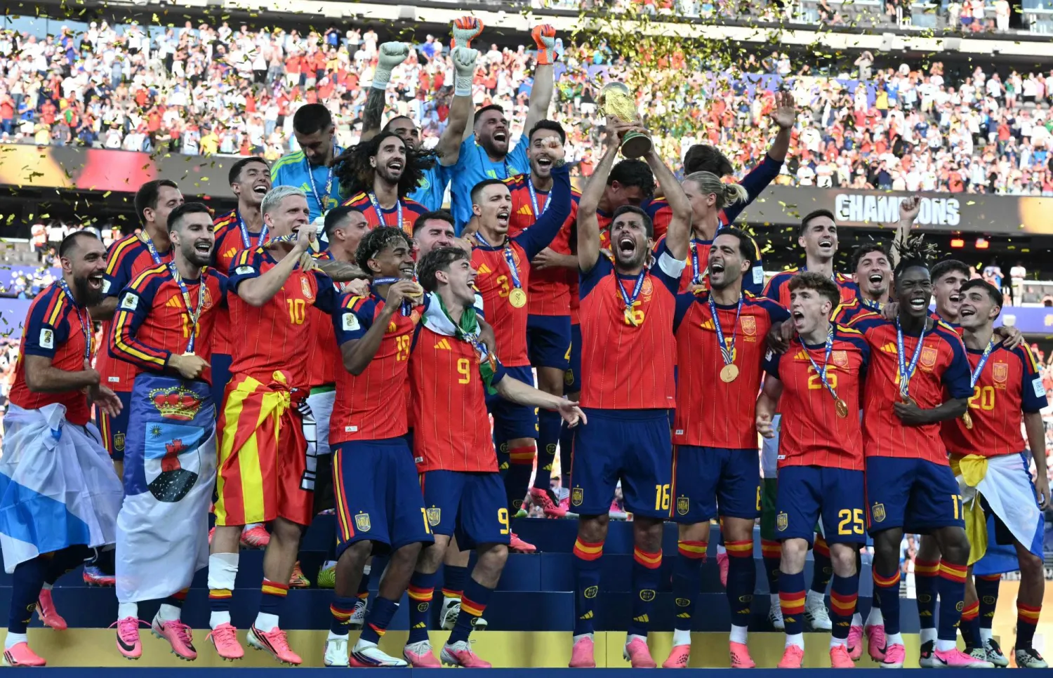 المنتخب الإسباني على منصة التتويج بالكأس العالمية بعد الفوز على الأرجنتين (ا ف ب)
