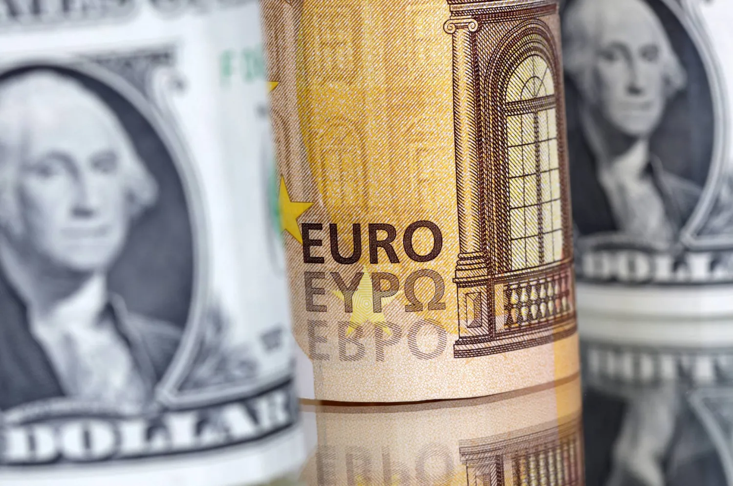 أوراق نقدية من الدولار الأميركي واليورو (رويترز)
