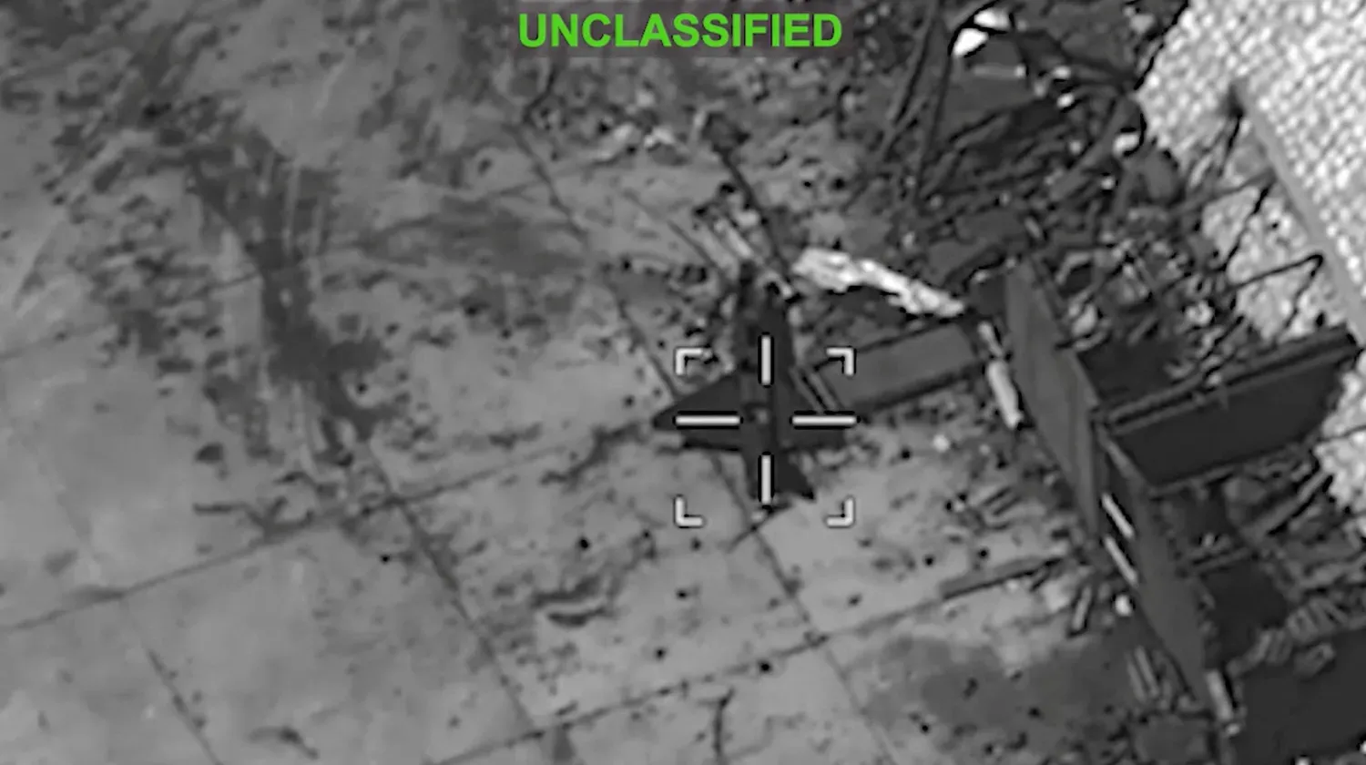 CENTCOM tarafından yayınlanan bir videodan alınan karede, İran'a yönelik saldırılar sırasında hedef alınan askeri teçhizat görülüyor (Reuters)