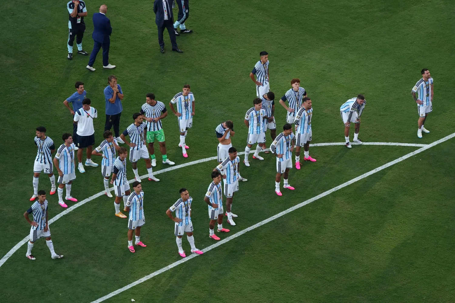  Argentina players stand during medal ceremony after the World Cup final football match between Spain and Argentina in East Rutherford, NJ, near New York, Sunday, July 19, 2026. (AP) 