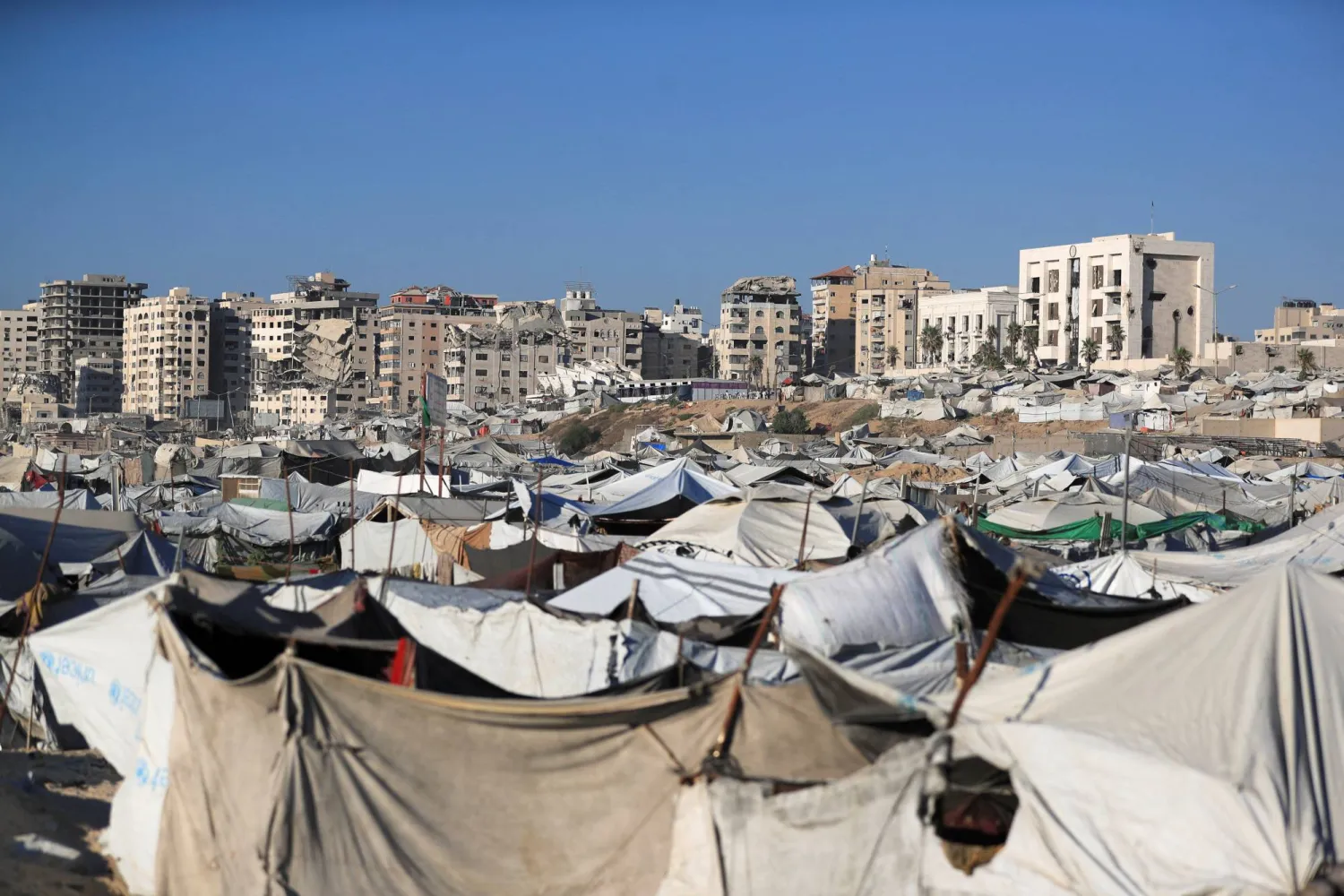 لاجئون فلسطينيون في مخيم بمدينة غزة (رويترز)