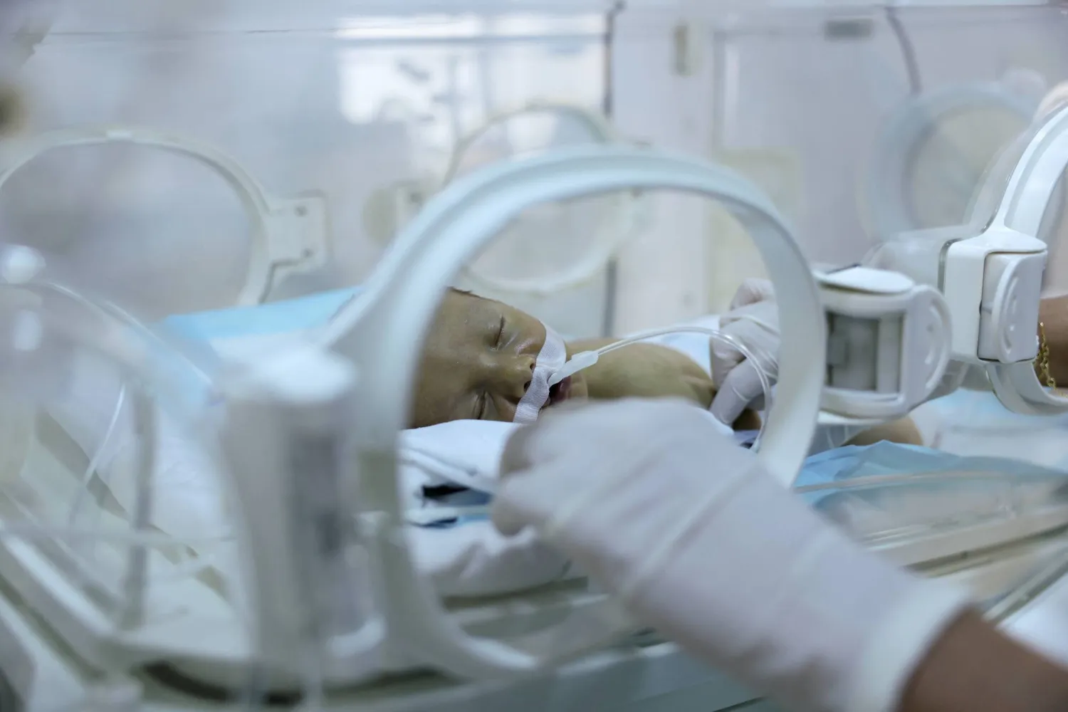 الأطفال الذين يُولدون قبل موعدهم الطبيعي أكثر عرضة بكثير لمواجهة صعوبات مالية وعاطفية في الكبر (رويترز)