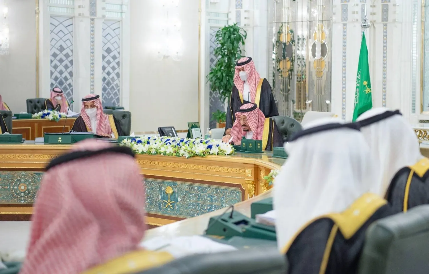 خادم الحرمين الشريفين الملك سلمان بن عبد العزيز خلال رئاسته مجلس الوزراء في جدة (واس)