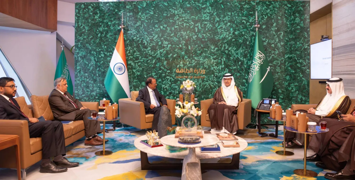 الأمير عبد العزيز بن سلمان مستقبلاً مستشار الأمن القومي الهندي أجيت دوفال في الرياض (الوزارة)