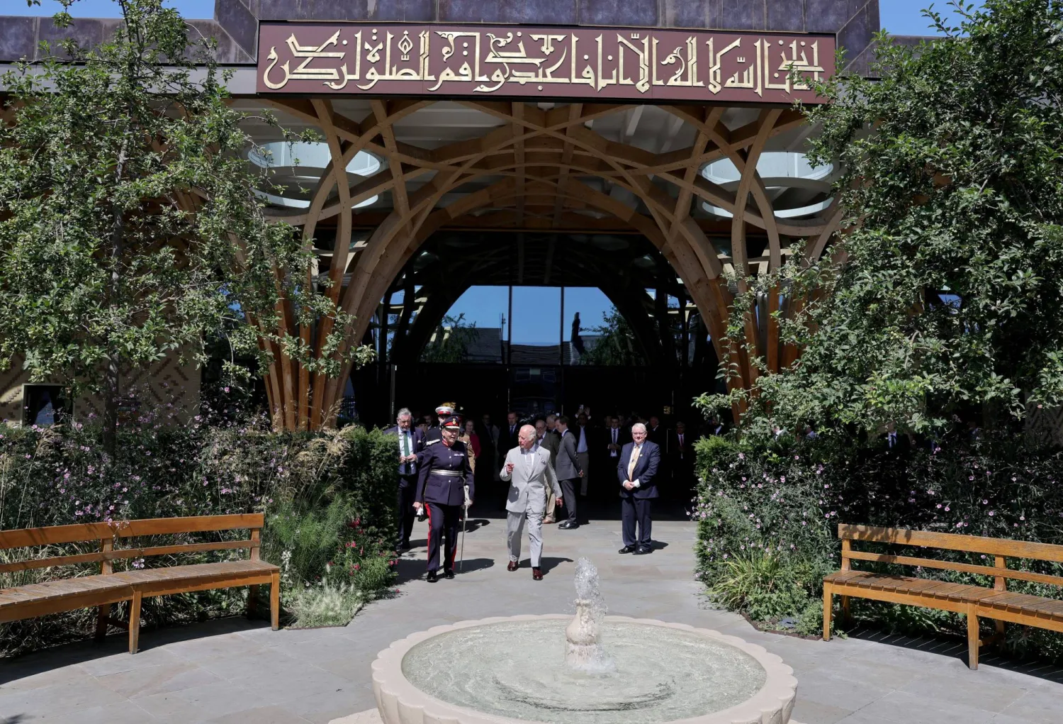الملك تشارلز في زيارة مسجد كمبريدج المركزي (رويترز)