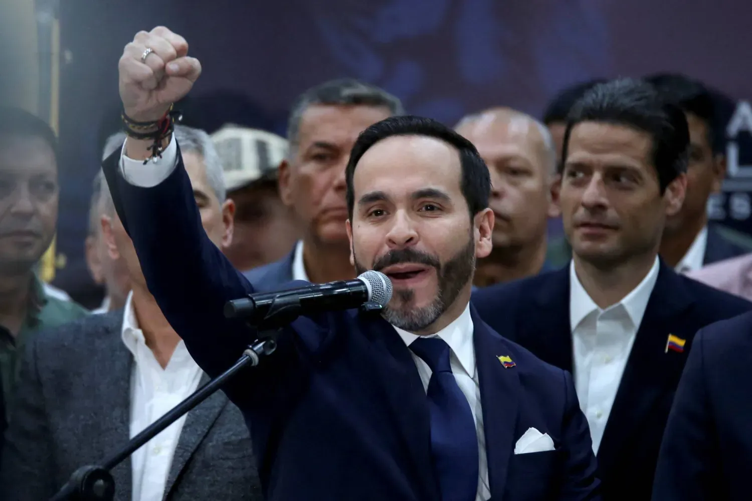 Kolombiya'nın yeni cumhurbaşkanı olan aşırı sağcı Abelardo de la Espería, duyuruyu yaparken, (Reuters)