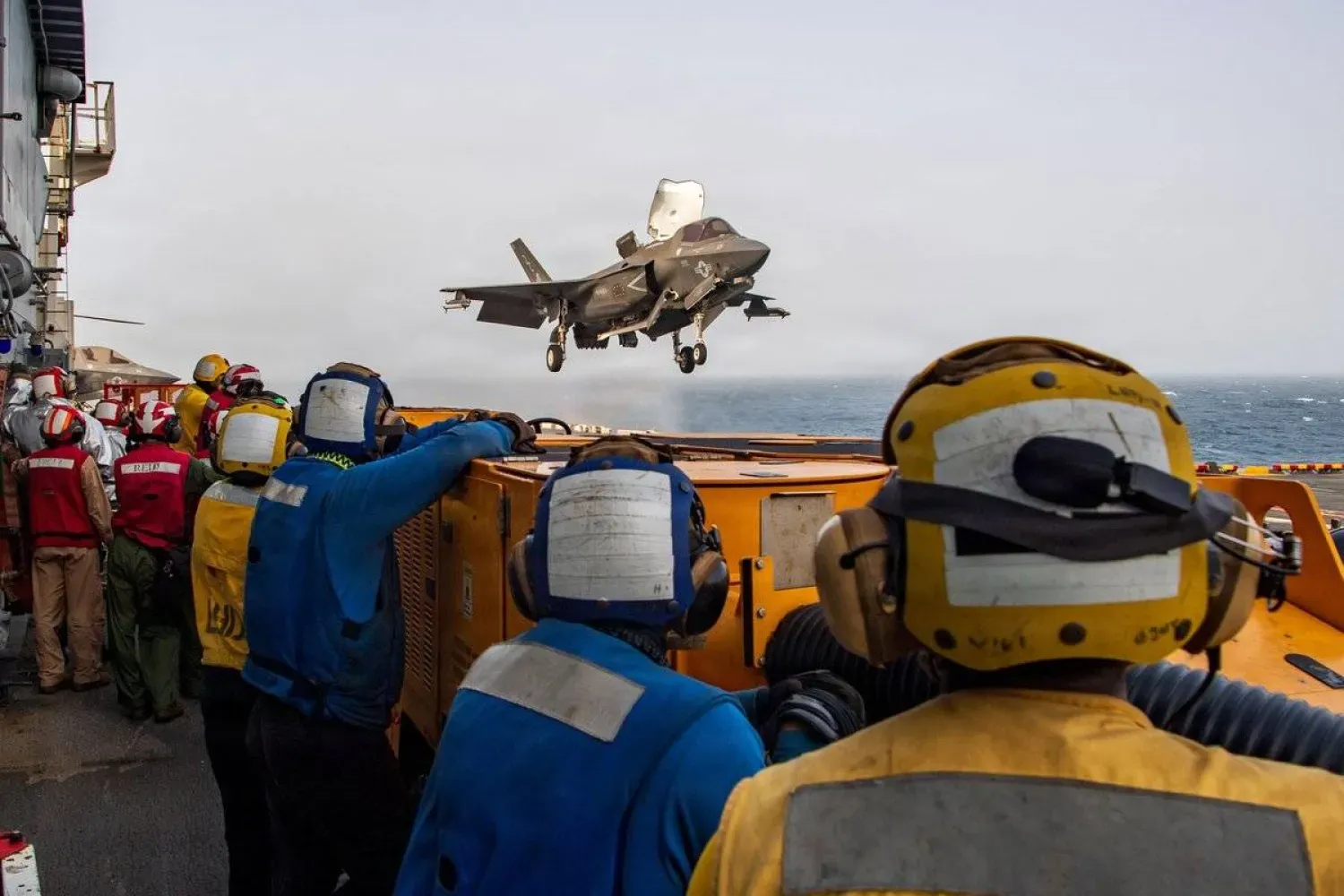 Arap Denizi'nde hava operasyonlarına destek veren USS Boxer amfibi hücum gemisindeki ABD askerleri (CENTCOM)
