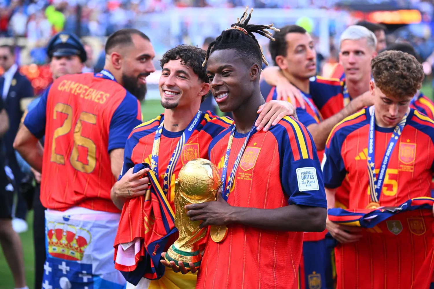 نيكو ويليامز يحتفل بكأس العالم إلى جانب داني أولمو بعد الفوز على الأرجنتين في النهائي (د.ب.أ)

