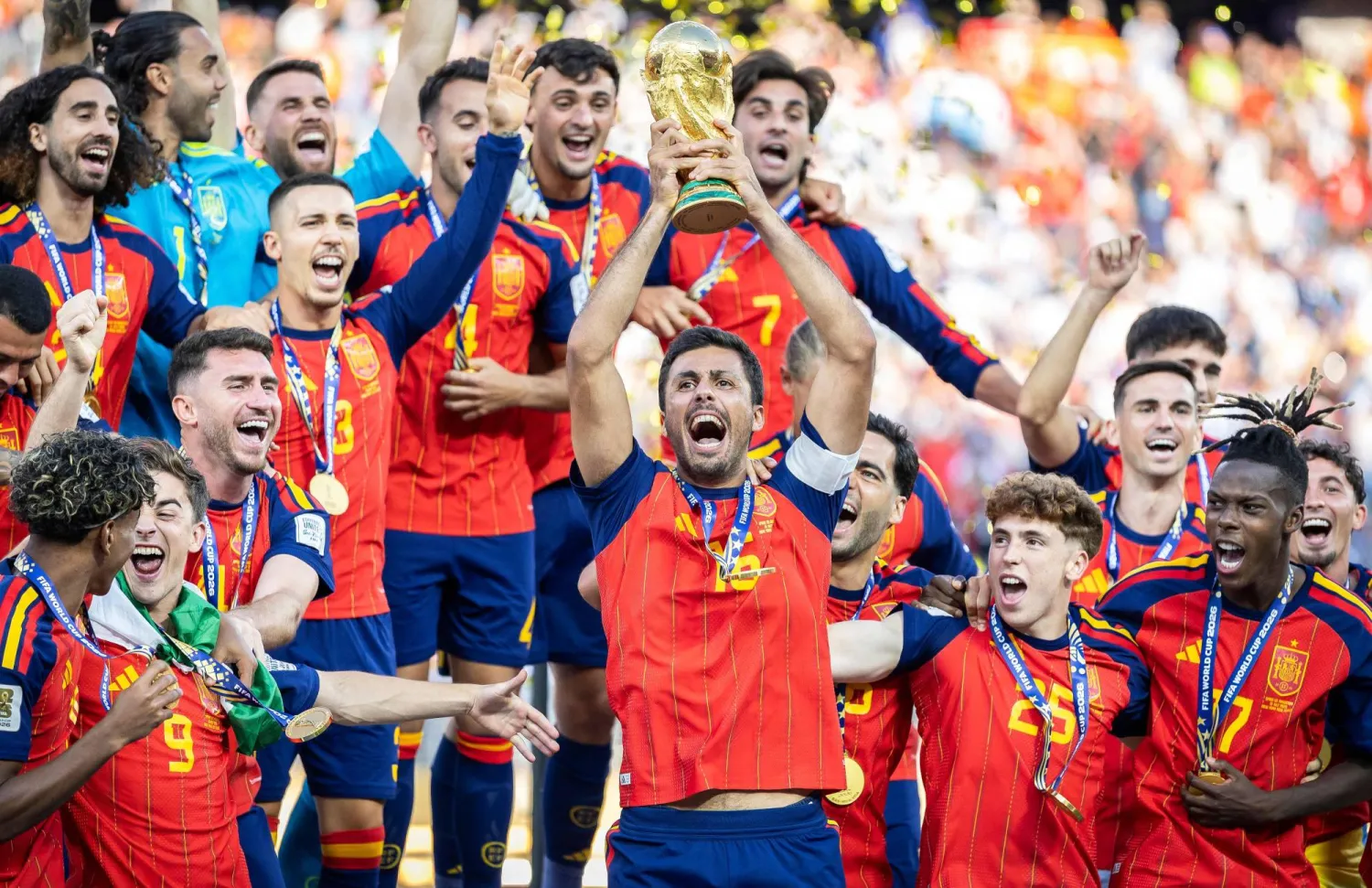 رودري يرفع كأس العالم بعد تتويج منتخب إسبانيا باللقب على حساب الأرجنتين (أ.ف.ب)