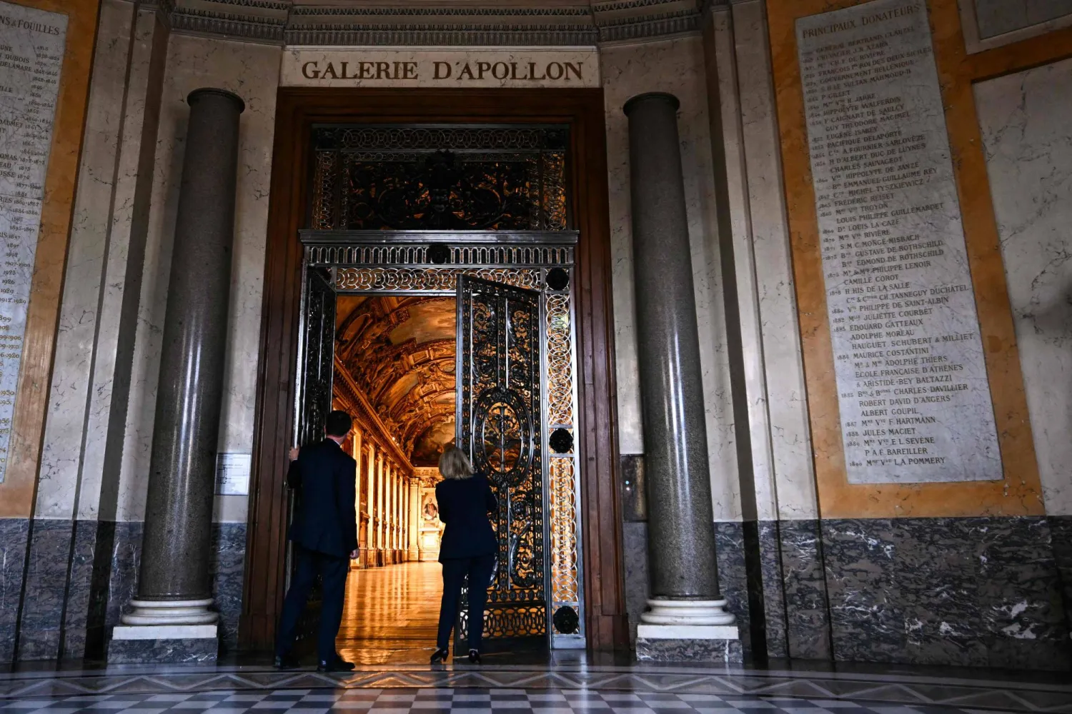  Louvre's President Christophe Leribault and France's Culture Minister Catherine Pegard open the door of the gallery during the reopening to the public of the Apollo Gallery, where French crown jewels worth 88 million euros were stolen in 2025 in a brazen heist, at the Musee du Louvre in Paris on July 22, 2026. (AFP) 