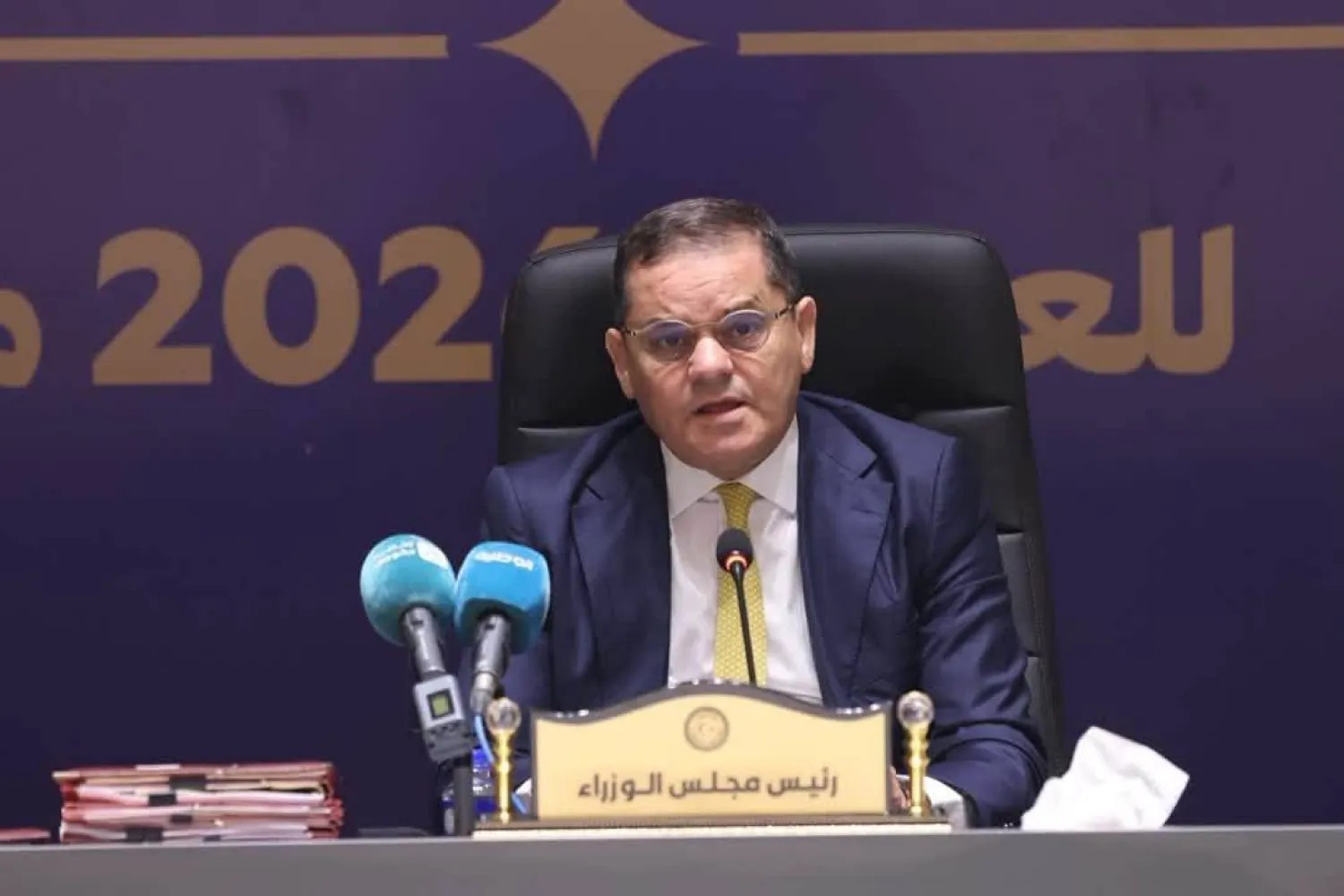 الدبيبة خلال ترؤسه اجتماعاً لحكومته في مدينة زليتن غرب ليبيا السبت (مكتب الدبيبة)