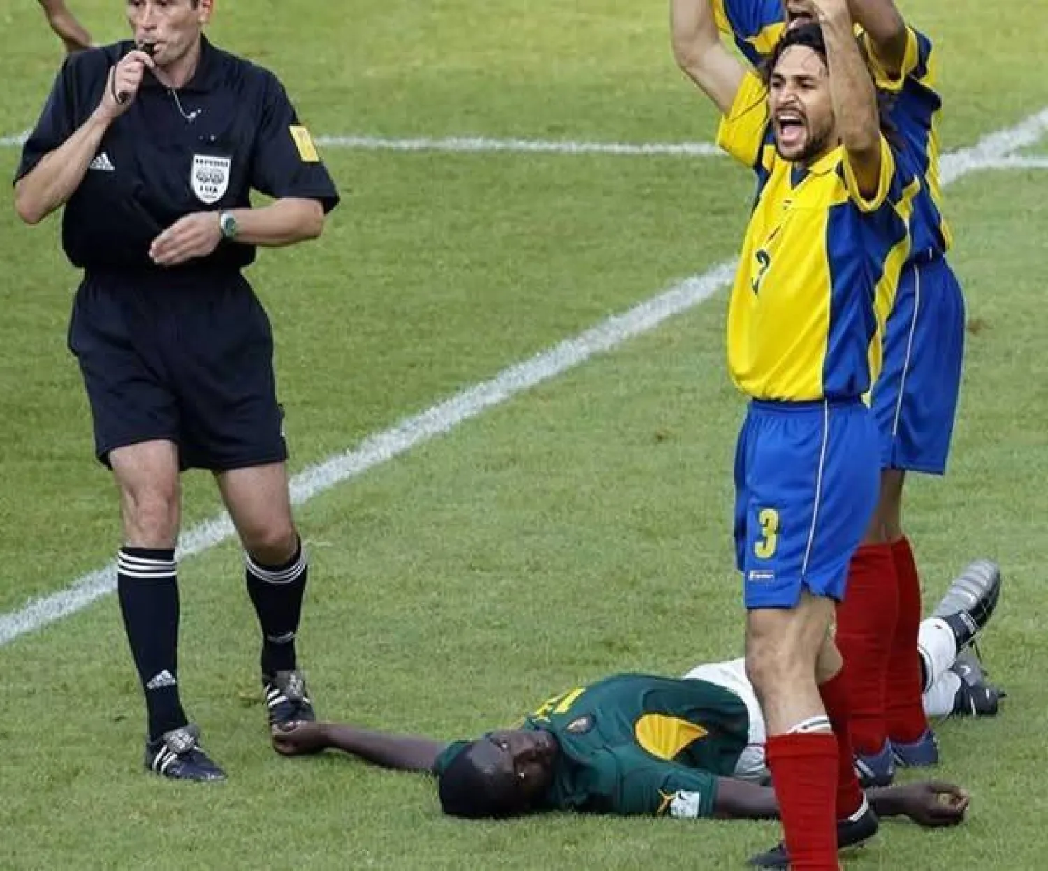 الكاميروني مارك فيفيان فويه توفي خلال مواجهة كولومبيا بكأس القارات (رويترز)