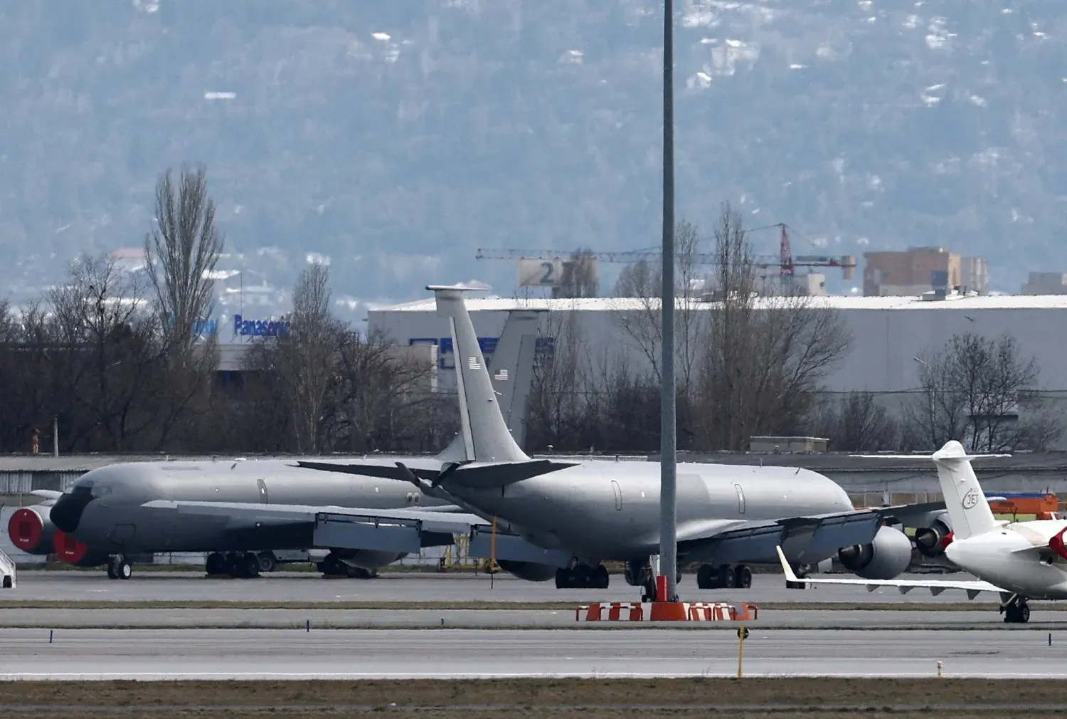 ABD Hava Kuvvetleri'ne ait uçaklar, 19 Şubat 2026'da Bulgaristan'ın başkenti Sofya'daki Sofya Havalimanı'nın pistinde görülüyor. (Reuters)