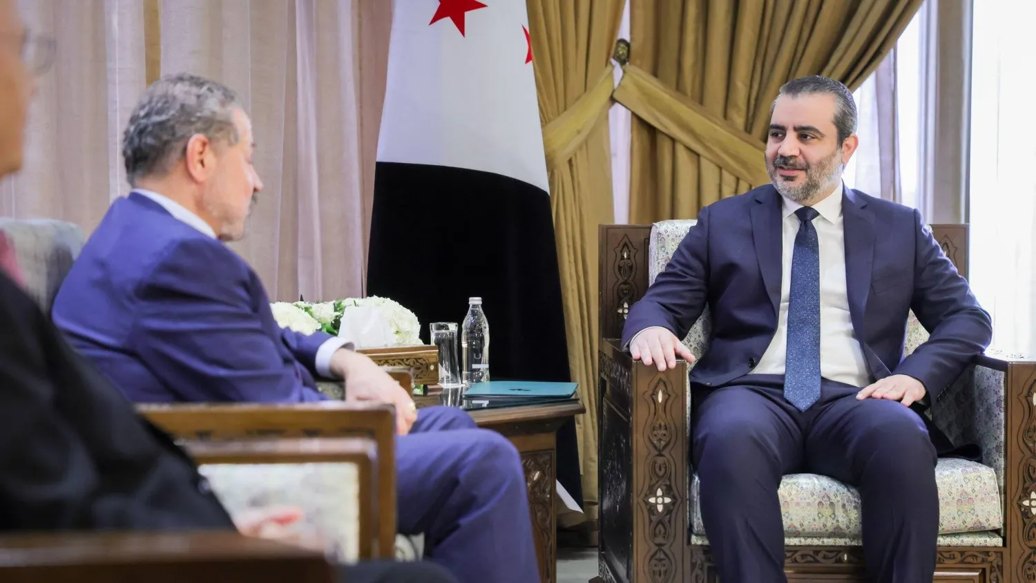 التقى وزير الخارجية والمغتربين أسعد حسن الشيباني مستشار الرئيس الفلسطيني ياسر عباس والوفد المرافق له في العاصمة دمشق (الخارجية السورية)