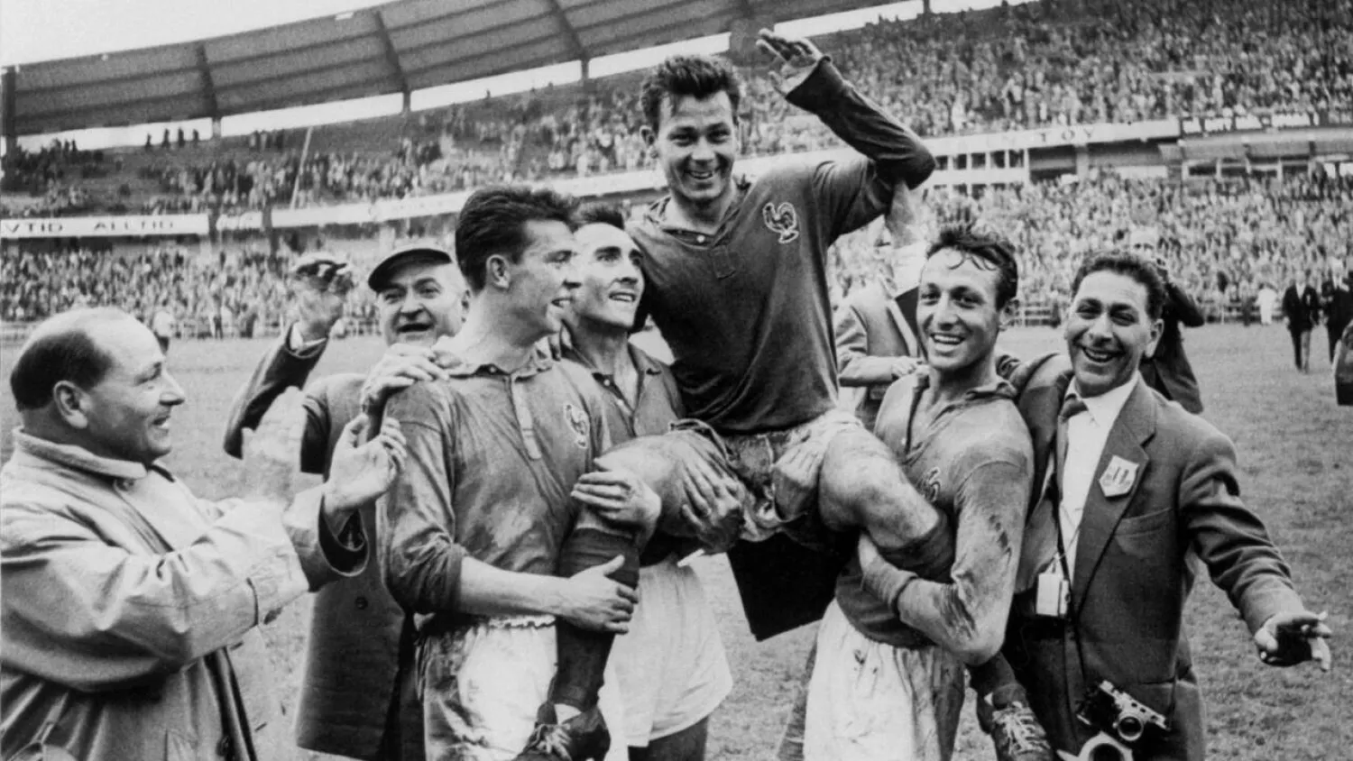 فونتين على الأعناق مع منتخب فرنسا في مونديال 1958 إحتفاءً بإنجازه القياسي (غيتي)