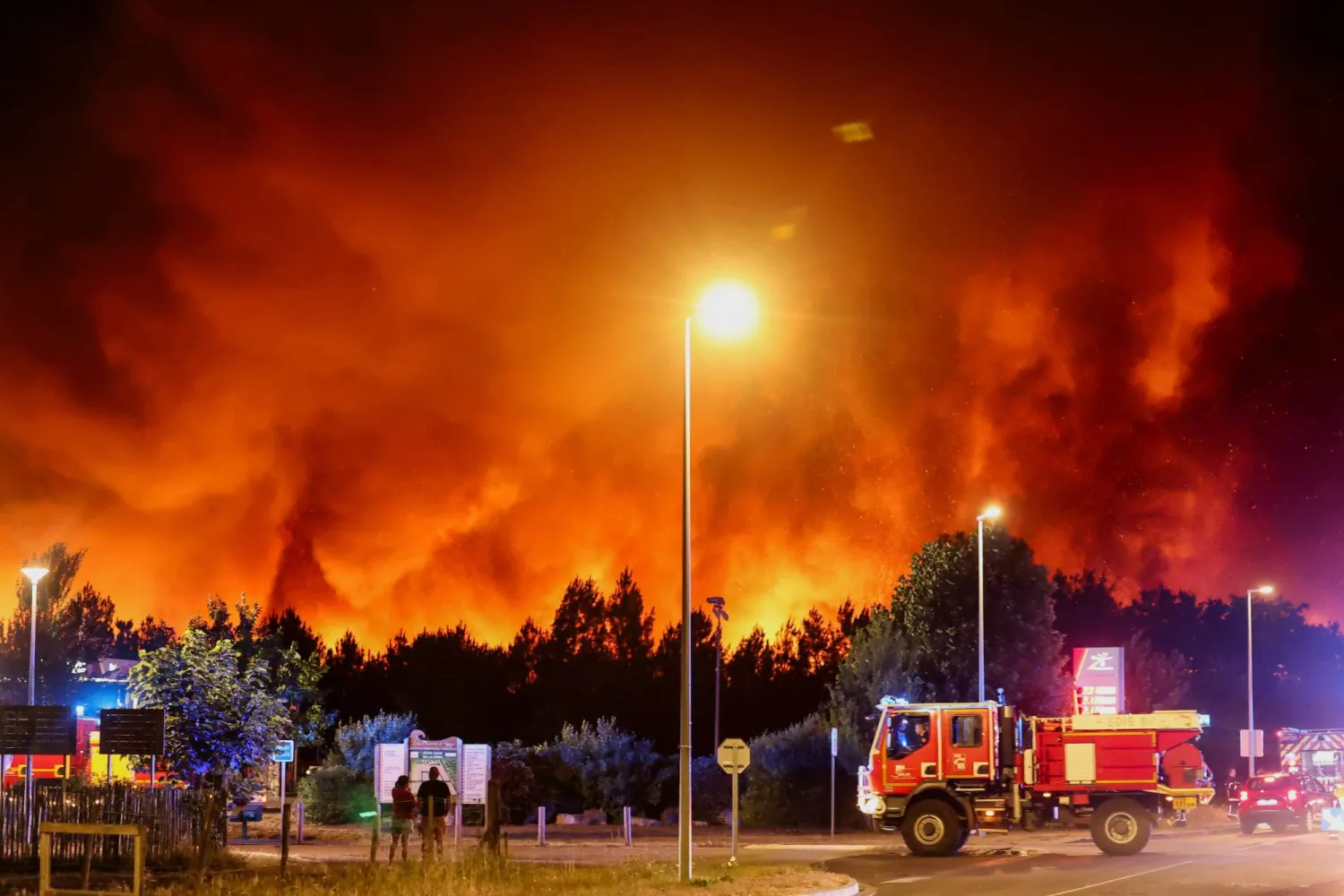 Smoke and flames rise in Le Porge as a wildfire burns in a forest area in the Gironde department amid worsening drought conditions following a heatwave and water shortages across much of France, July 22, 2026. REUTERS/Stephane Mahe  